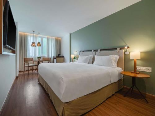 Habitación Clásica con cama grande del hotel Grand Mercure Rio De Janeiro Copacabana. Foto 3