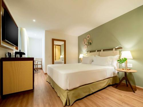 Habitación Clásica con cama grande del hotel Grand Mercure Rio De Janeiro Copacabana. Foto 6