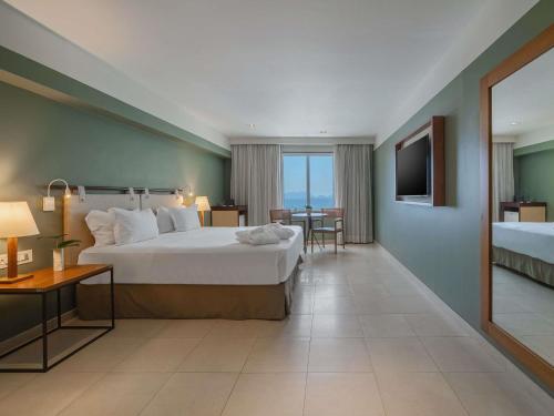 Habitación Executive con vistas parciales frontales al mar - Cama extragrande del hotel Grand Mercure Rio De Janeiro Copacabana. Foto 1