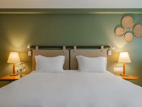 Habitación Executive con vistas parciales frontales al mar - Cama extragrande del hotel Grand Mercure Rio De Janeiro Copacabana. Foto 3