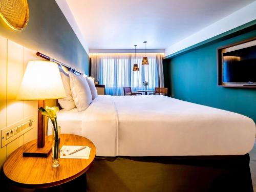 Habitación Deluxe con vistas a la ciudad - cama extragrande del hotel Grand Mercure Rio De Janeiro Copacabana. Foto 2