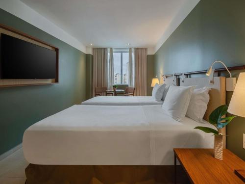 Habitación Deluxe con 2 camas individuales y vistas a la ciudad del hotel Grand Mercure Rio De Janeiro Copacabana. Foto 3