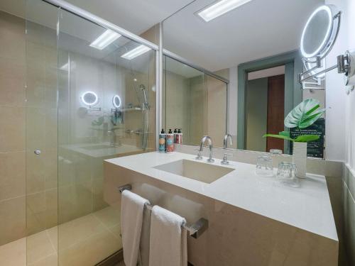 Habitación Deluxe con 2 camas individuales y vistas a la ciudad del hotel Grand Mercure Rio De Janeiro Copacabana. Foto 5
