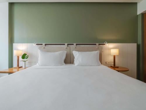 Habitación Premium de lujo con cama extragrande y vistas parciales al mar del hotel Grand Mercure Rio De Janeiro Copacabana. Foto 1