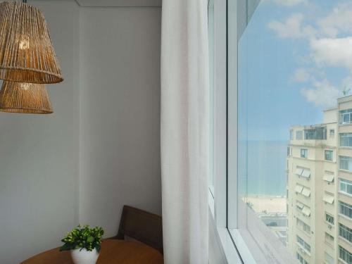 Habitación Premium de lujo con cama extragrande y vistas parciales al mar del hotel Grand Mercure Rio De Janeiro Copacabana. Foto 2