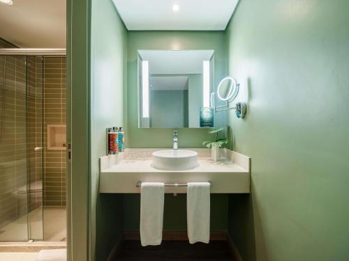 Habitación Premium de lujo con cama extragrande y vistas parciales al mar del hotel Grand Mercure Rio De Janeiro Copacabana. Foto 4