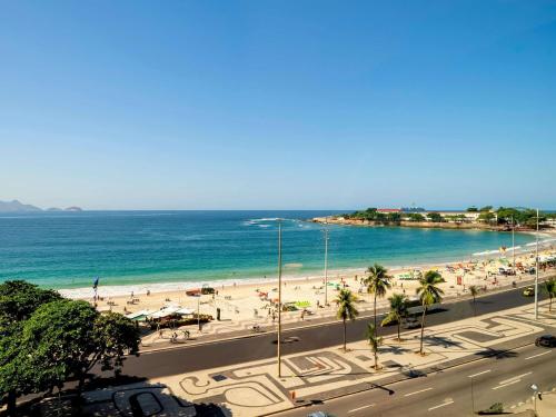 Suite Executive con cama extragrande y vistas al mar del hotel Grand Mercure Rio De Janeiro Copacabana