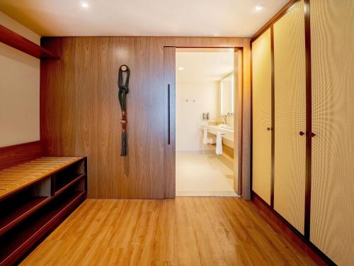 Suite Executive con cama extragrande y vistas al mar del hotel Grand Mercure Rio De Janeiro Copacabana. Foto 1
