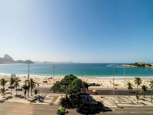 Suite Executive con cama extragrande y vistas al mar del hotel Grand Mercure Rio De Janeiro Copacabana. Foto 2