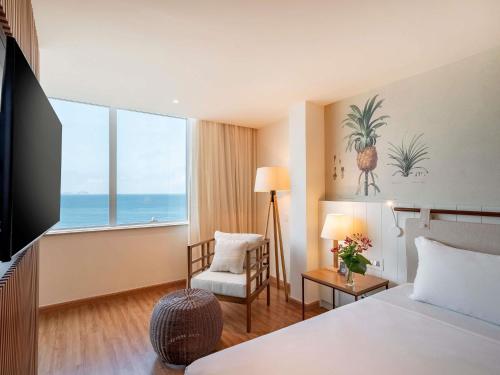Suite Executive con cama extragrande y vistas al mar del hotel Grand Mercure Rio De Janeiro Copacabana. Foto 4