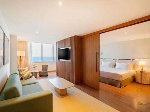Suite Executive con cama extragrande y vistas al mar del hotel Grand Mercure Rio De Janeiro Copacabana. Foto 5