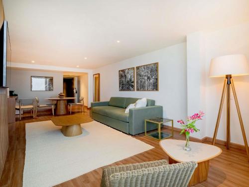 Suite Executive con cama extragrande y vistas al mar del hotel Grand Mercure Rio De Janeiro Copacabana. Foto 6