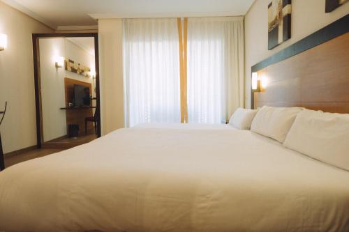 Habitación triple Balcón o Terraza 2 Camas individuales 1 Cama doble del hotel Bonalba Alicante. Foto 4