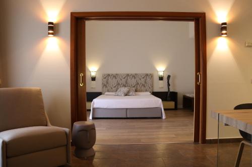 Suite con cama grande y balcón del hotel Bonalba Alicante