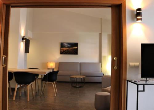Suite con cama grande y balcón del hotel Bonalba Alicante. Foto 1