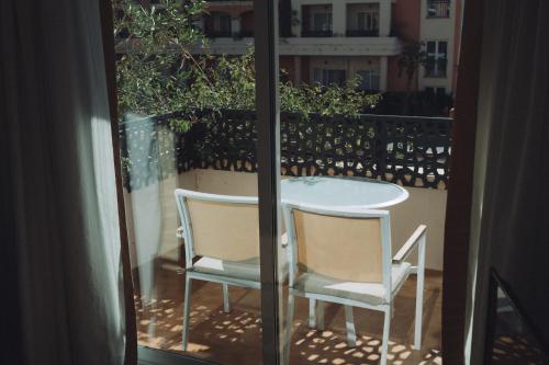 Suite con cama grande y balcón del hotel Bonalba Alicante. Foto 2
