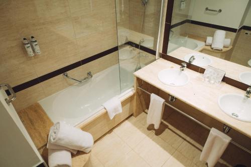 Suite con cama grande y balcón del hotel Bonalba Alicante. Foto 3