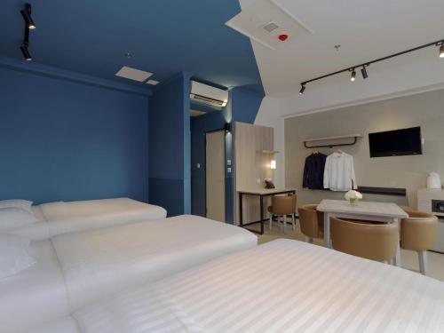 Habitación familiar con 1 cama doble y 2 camas individuales del hotel Ibis Budget Phnom Penh Riverside. Foto 1