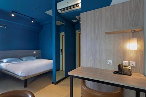 Habitación familiar con 1 cama doble y 2 camas individuales del hotel Ibis Budget Phnom Penh Riverside. Foto 5