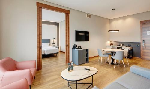 Suite Junior del hotel Sercotel Sorolla Palace. Foto 3