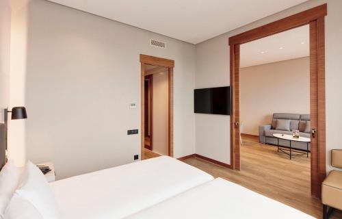 Suite Junior del hotel Sercotel Sorolla Palace. Foto 4