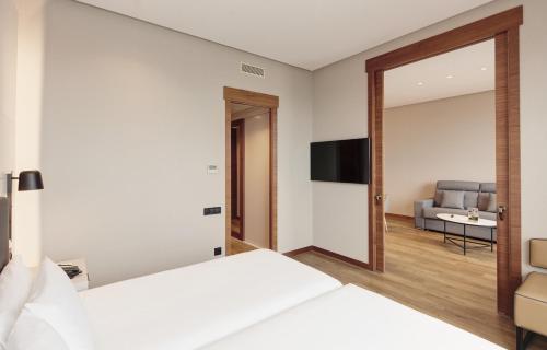 Suite Junior del hotel Sercotel Sorolla Palace. Foto 7