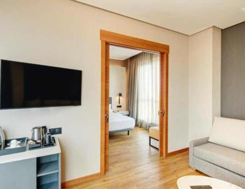 Suite Junior del hotel Sercotel Sorolla Palace. Foto 1