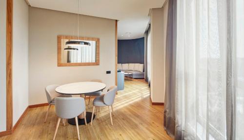 Suite Junior del hotel Sercotel Sorolla Palace. Foto 1