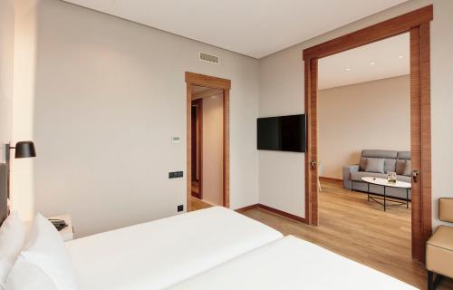 Suite Junior del hotel Sercotel Sorolla Palace. Foto 3