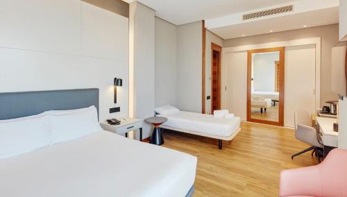 Habitación Doble Superior del hotel Sercotel Sorolla Palace. Foto 1