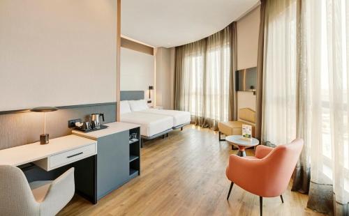 Habitación Doble Superior del hotel Sercotel Sorolla Palace. Foto 4