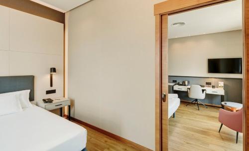 Habitación Doble Superior del hotel Sercotel Sorolla Palace. Foto 6