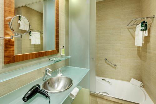 Habitación Doble Superior del hotel Sercotel Sorolla Palace. Foto 9