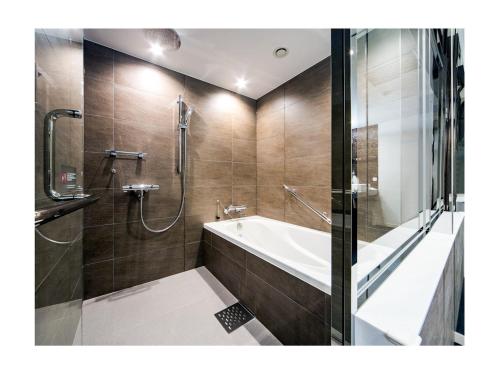 Habitación Cuádruple Prémium del hotel Daiwa Roynet Ginza Premier. Foto 1