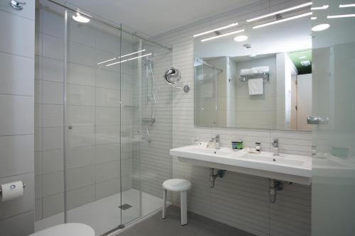 Habitación Doble - 2 camas del hotel Casual De Las Olas San Sebastian. Foto 7