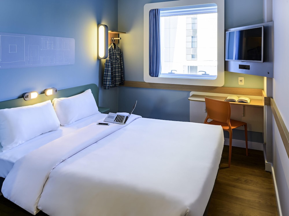 Apartamento Standard con una cama doble y una cama individual elevada del hotel Ibis Budget São Bernardo Do Campo. Foto 1