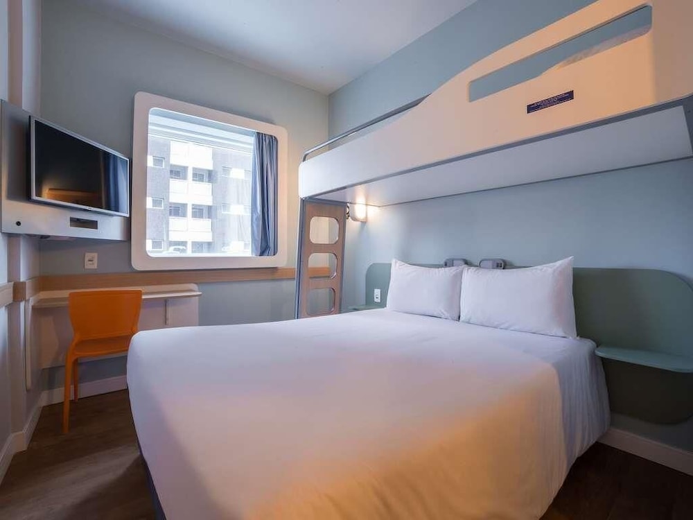 Apartamento Standard con una cama doble y una cama individual elevada del hotel Ibis Budget São Bernardo Do Campo. Foto 2