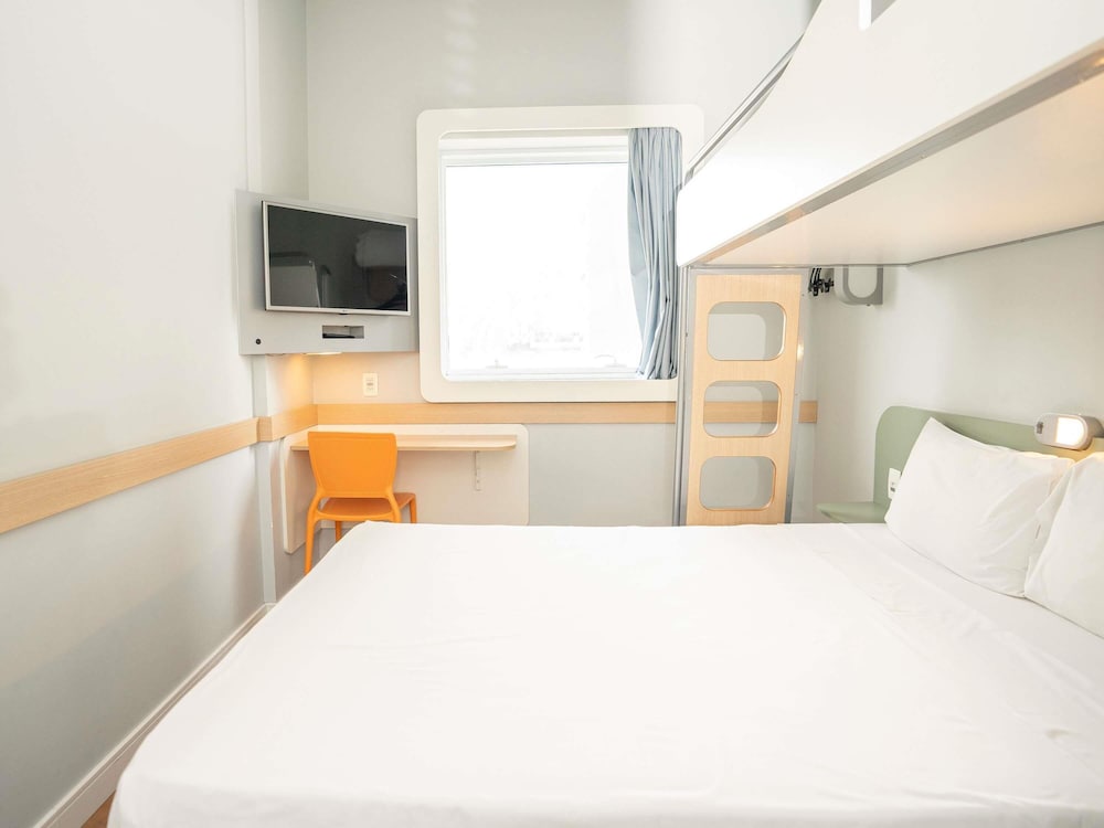 Apartamento de categoría superior con una cama doble, litera individual y minibar del hotel Ibis Budget São Bernardo Do Campo