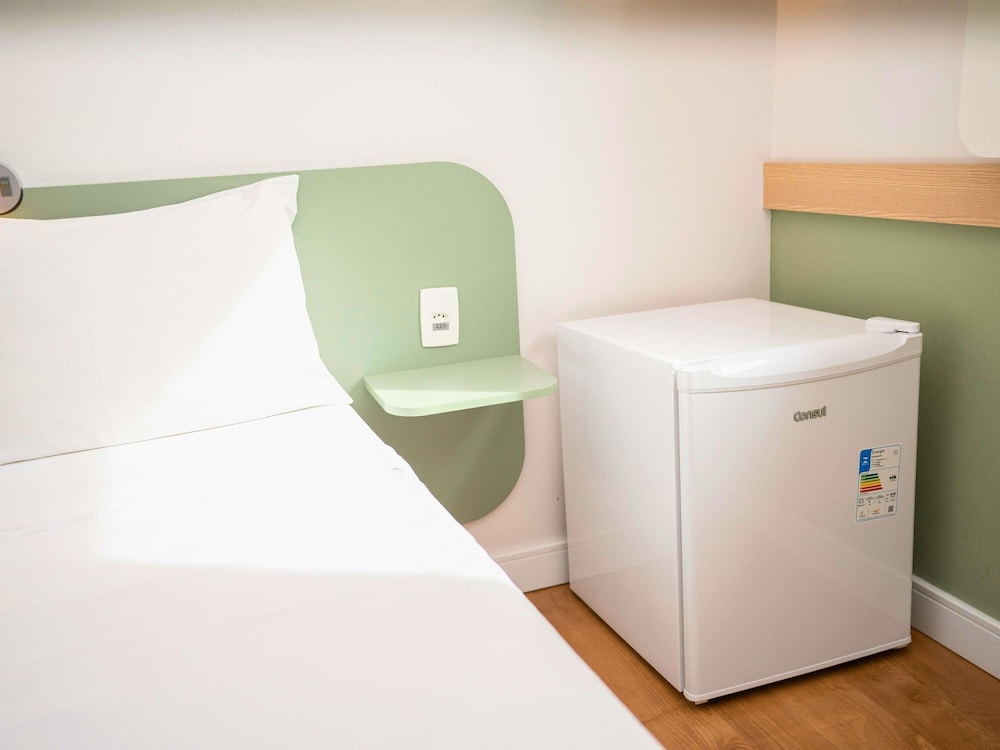 Apartamento de categoría superior con una cama doble, litera individual y minibar del hotel Ibis Budget São Bernardo Do Campo. Foto 1