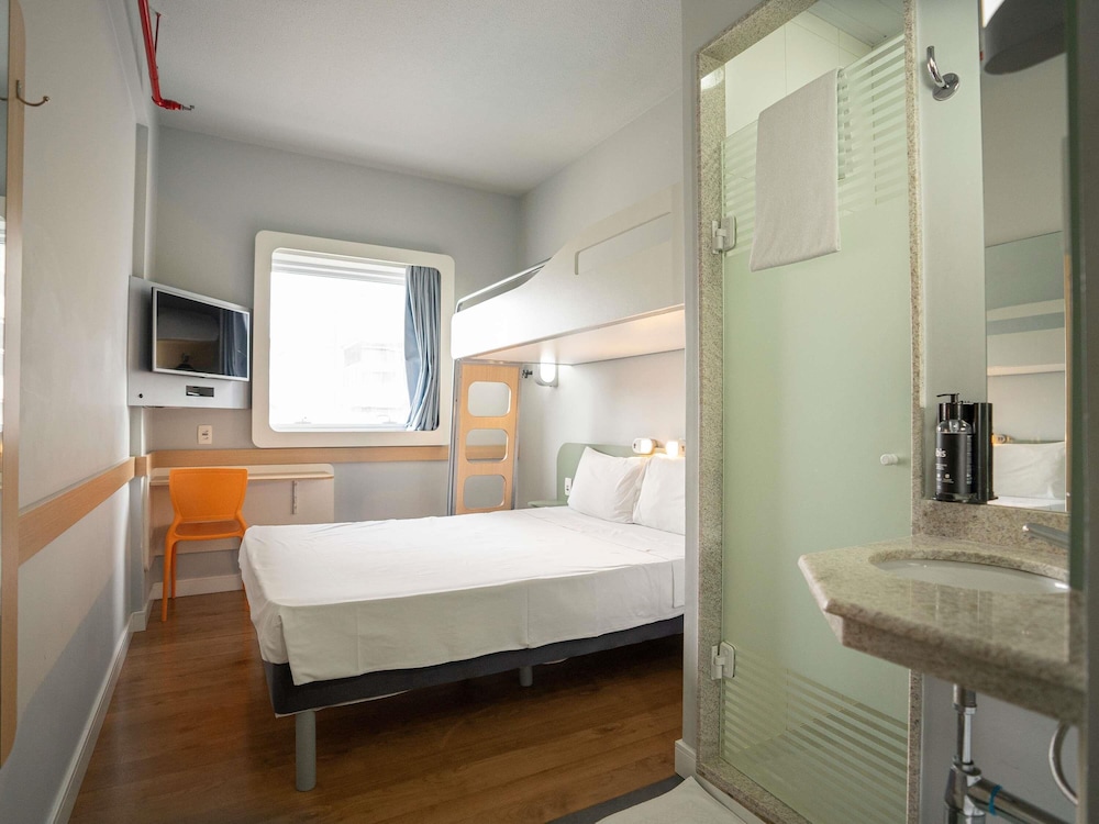 Apartamento de categoría superior con una cama doble, litera individual y minibar del hotel Ibis Budget São Bernardo Do Campo. Foto 3
