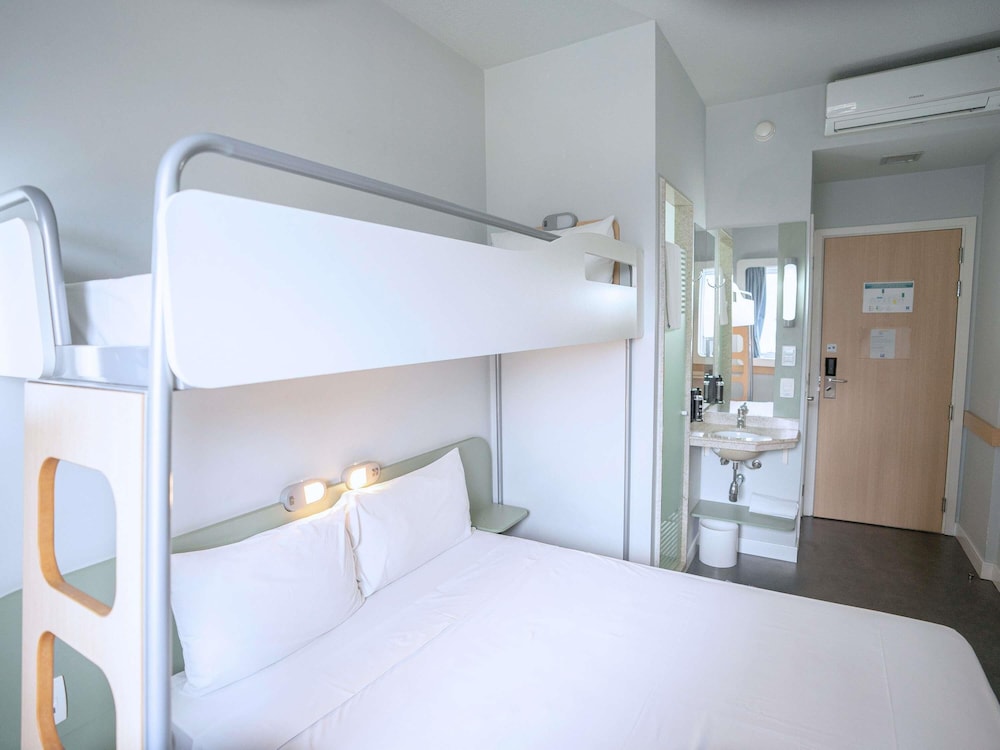 Apartamento de categoría superior con una cama doble, litera individual y minibar del hotel Ibis Budget São Bernardo Do Campo. Foto 4