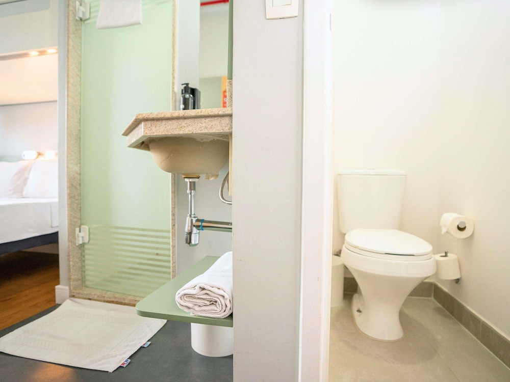Apartamento de categoría superior con una cama doble, litera individual y minibar del hotel Ibis Budget São Bernardo Do Campo. Foto 5