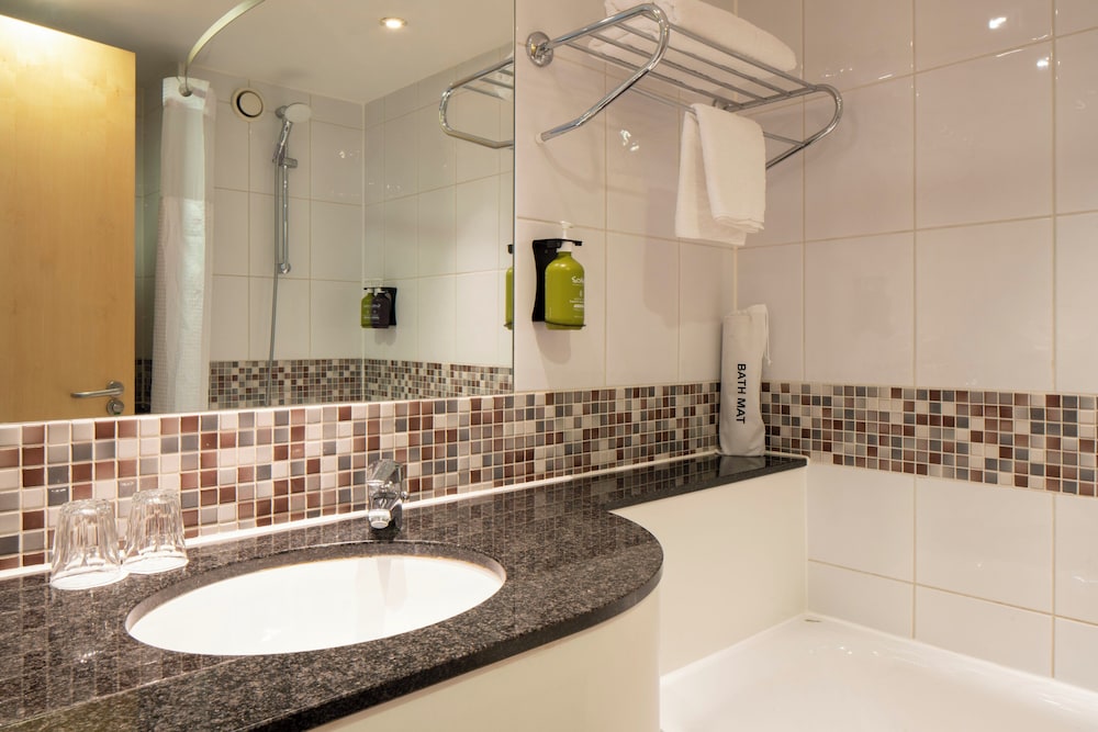 Habitación Premium, 1 cama de matrimonio grande, balcón (Canal View) del hotel Holiday Inn London Brentford Lock. Foto 21