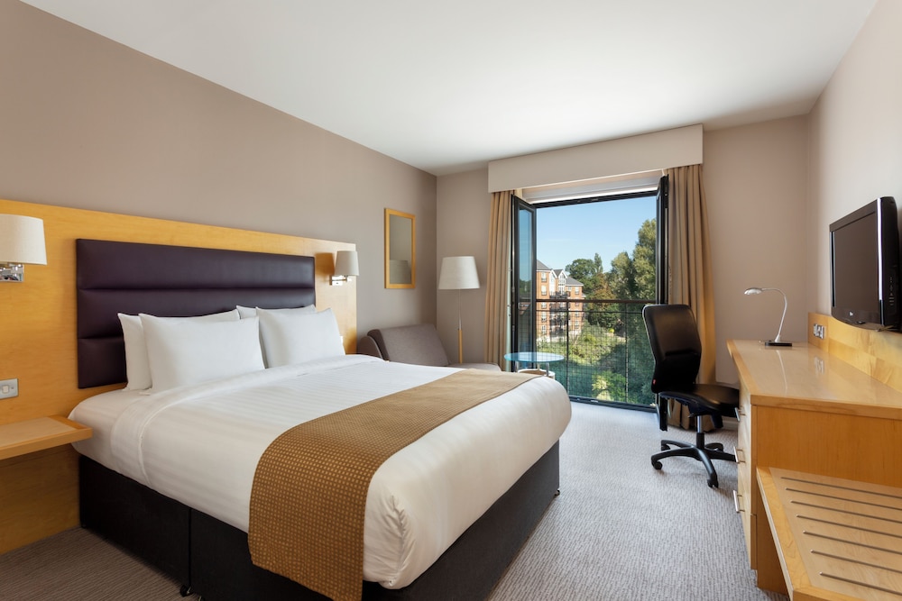 Habitación estándar, 1 cama de matrimonio con sofá cama del hotel Holiday Inn London Brentford Lock. Foto 1