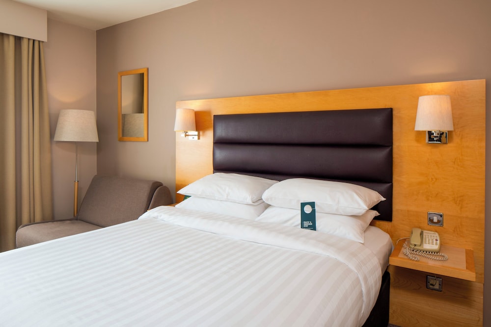 Habitación estándar, 1 cama de matrimonio con sofá cama del hotel Holiday Inn London Brentford Lock. Foto 9