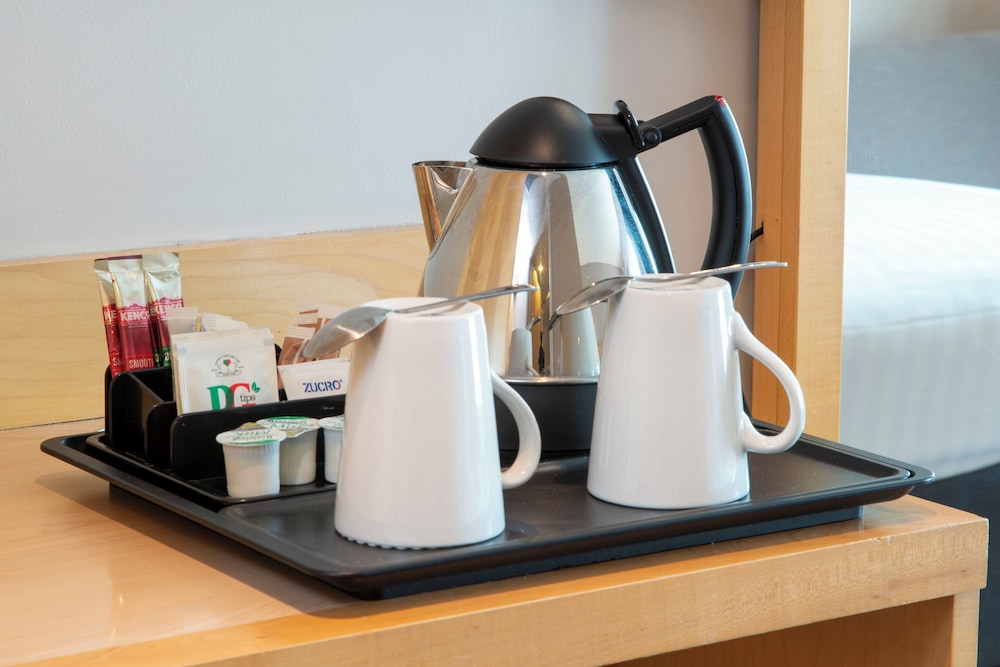 Habitación estándar, 1 cama de matrimonio con sofá cama del hotel Holiday Inn London Brentford Lock. Foto 21