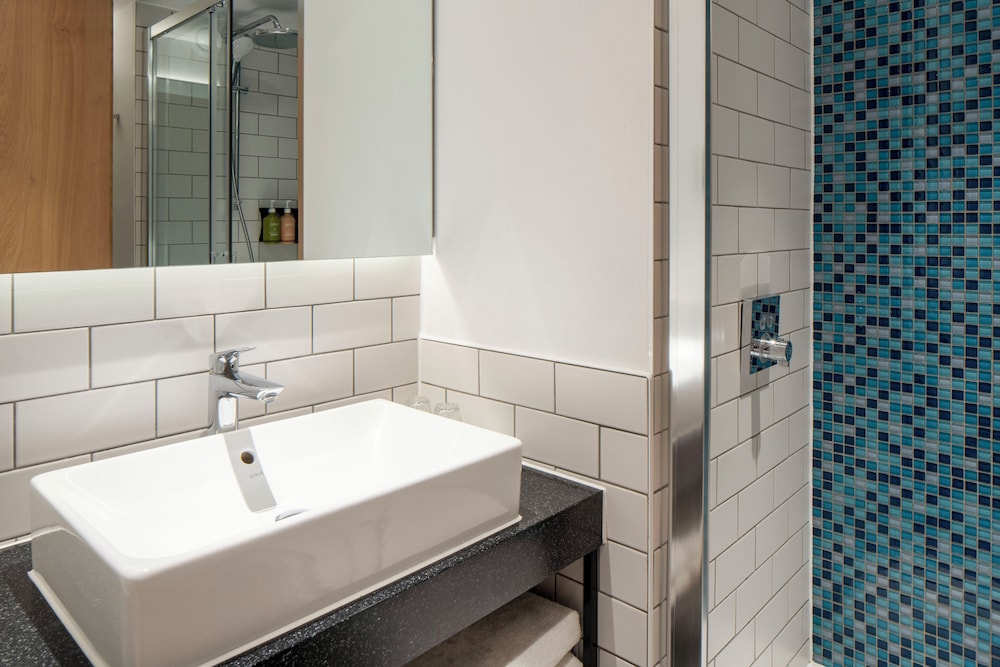 Habitación estándar, 1 cama de matrimonio con sofá cama del hotel Holiday Inn London Brentford Lock. Foto 31