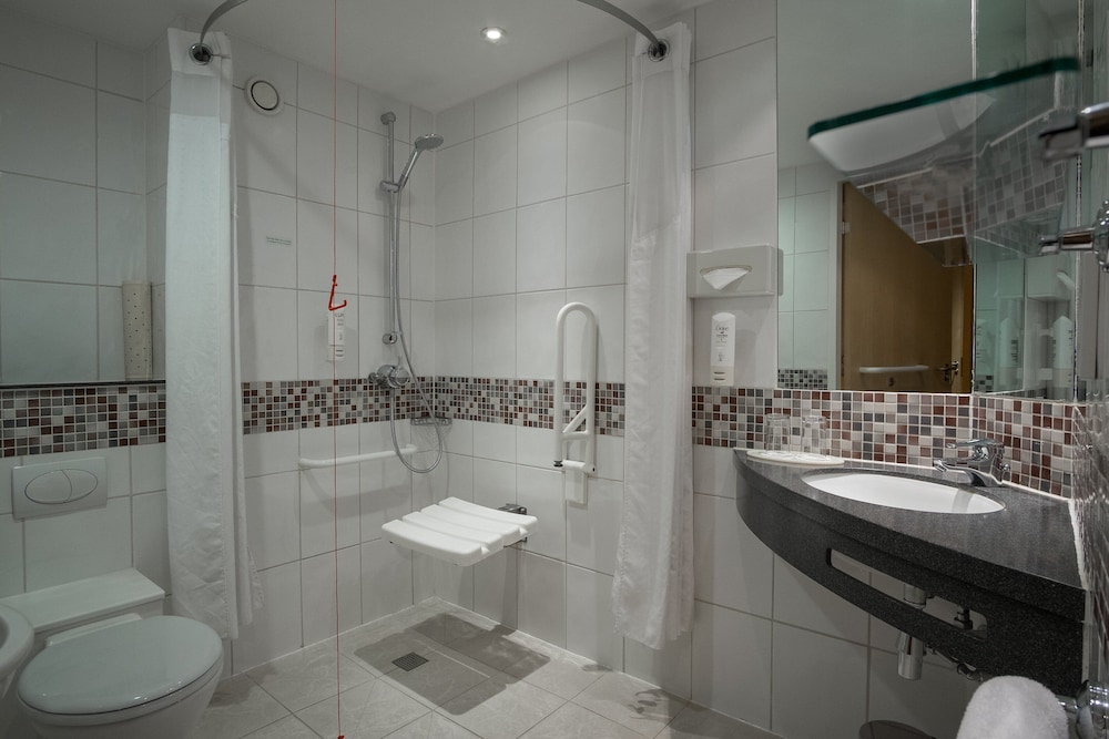 Habitación estándar, 1 cama doble, accesible para personas con discapacidad del hotel Holiday Inn London Brentford Lock. Foto 14