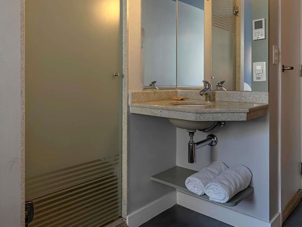 Apartamento Superior con cama doble y minibar del hotel Ibis Budget Rj Praia De Botafogo. Foto 2