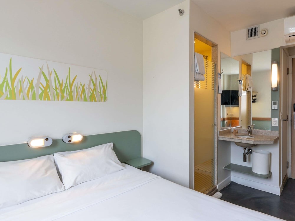 Apartamento Superior con cama doble y minibar del hotel Ibis Budget Rj Praia De Botafogo. Foto 4